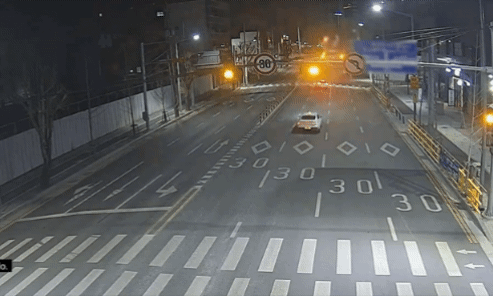 음주운전이 의심되는 차량이 연속해서 불법유턴을 하는 모습. 자료 경찰청 유튜브 *재판매 및 DB 금지