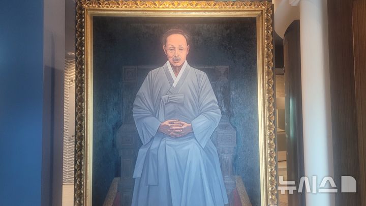 [천안=뉴시스] 최영민 기자=대한민국 임시정부 임시의정원 초대 의장을 지낸 석오 이동녕 선생의 서거 86주기를 맞은 13일 천안시 목천읍에 마련된 석오 이동녕 선생 기념관의 영정이 관람객들을 맞이하고 있다. 2026.03.13 ymchoi@newsis.com