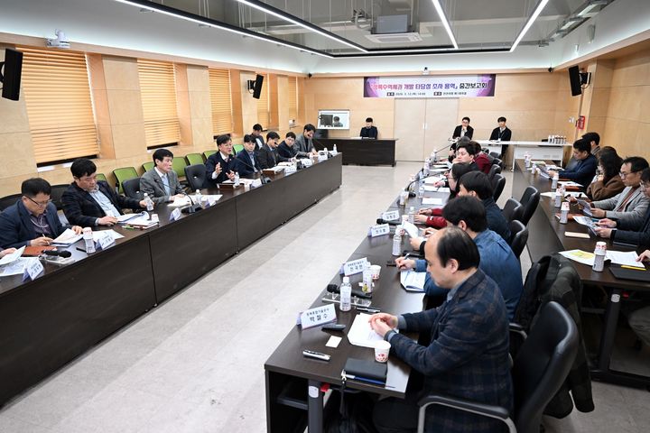 [안산=뉴시스] 이민근 경기 안산시장이 12일 안산시청에서 열린 '상록수역세권 개발 타당성 조사 용역' 중간보고회에서 사업 방향에 대해 논의하고 있다. (사진=안산시 제공) 2026.03.13. photo@newsis.com *재판매 및 DB 금지