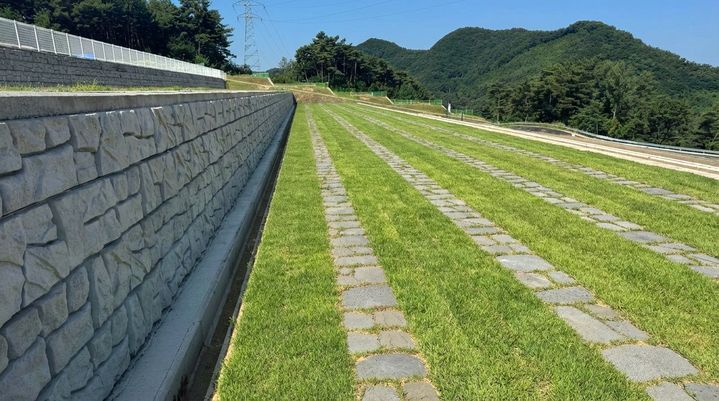 [평창=뉴시스] 친환경 잔디장 방식으로 조성된 평창군 자연장지의 전경. (사진=평창군 제공) 2026.03.13. photo@newsis.com *재판매 및 DB 금지