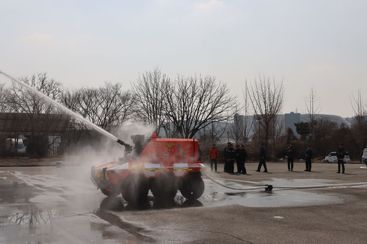 [화성=뉴시스] 경기 화성소방서에 실전 배치된 무인소방로봇. (사진=화성소방서 제공) 2026.03.13. photo@newsis.com *재판매 및 DB 금지