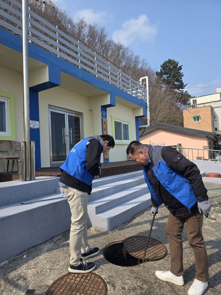 삼척시의 동절기 유충구제 방역활동 모습.(사진=삼척시 제공) *재판매 및 DB 금지
