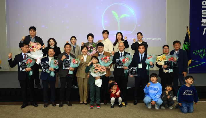 [세종=뉴시스] 송미령 농림축산식품부 장관은 13일 세종컨벤션센터에서 '신지식농업인 장(章)'을 수여하고 농업 혁신을 이끄는 농업인들을 격려했다고 밝혔다. (사진 = 농식품부 제공) 2026.03.13. *재판매 및 DB 금지