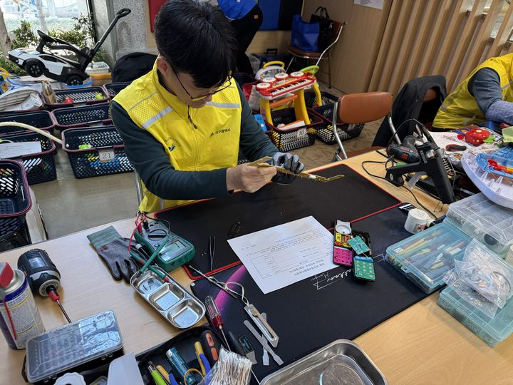 한국폴리텍대학 대구캠퍼스 디지털헬스케어과 교수와 학생들이 장난감을 수리하고 있다. *재판매 및 DB 금지