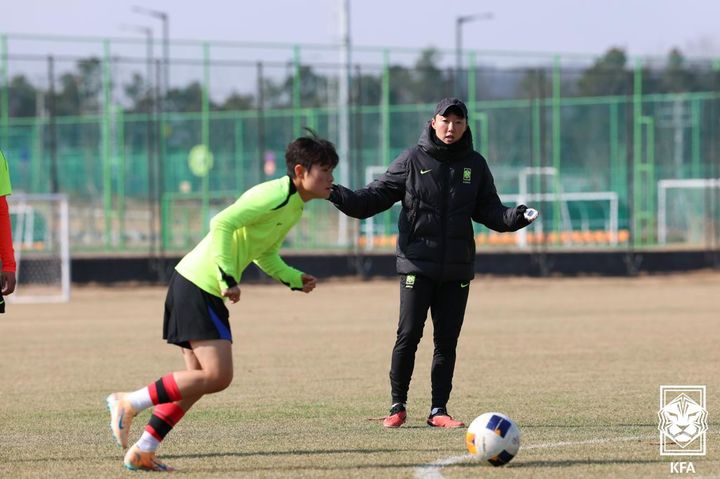 [서울=뉴시스]박윤정 여자 U-20 대표팀 감독의 모습. (사진=대한축구협회 제공)