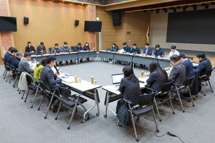 [울산=뉴시스] 13일 울산항만공사 다목적홀에서 울산항만공사와 정유사, 울산항 탱크터미널협의회 소속 기업 관계자들이 중동 전쟁에 따른 위기 대책회의를 진행하고 있다. (사진=울산항만공사 제공) 2026.03.13. photo@newsis.com *재판매 및 DB 금지