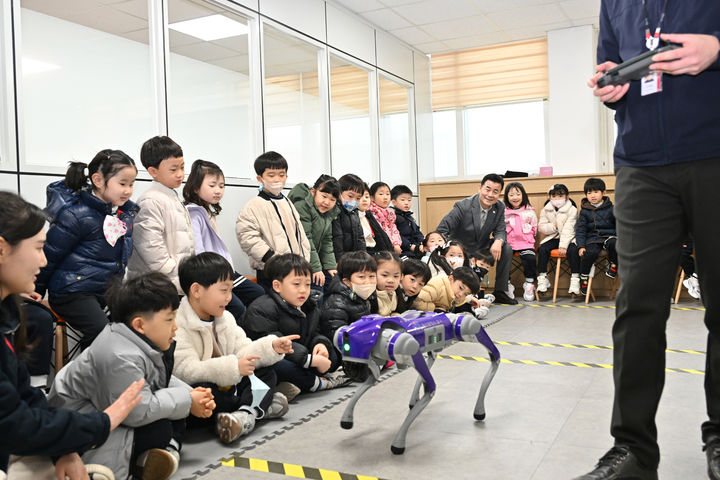 [울산=뉴시스] 울산 중구가 전국 지자체 최초로 4족 보행 로봇을 교육 현장에 전격 도입하며 미래교육 기반 강화에 본격적인 속도를 낸다. 중구는 13일 로봇·AI배움터에서 피지컬 AI(Physical AI) 기술이 접목된 로봇개를 활용한 첫 교육 프로그램을 시작했다. (사진=울산시 중구) photo@newsis.com *재판매 및 DB 금지