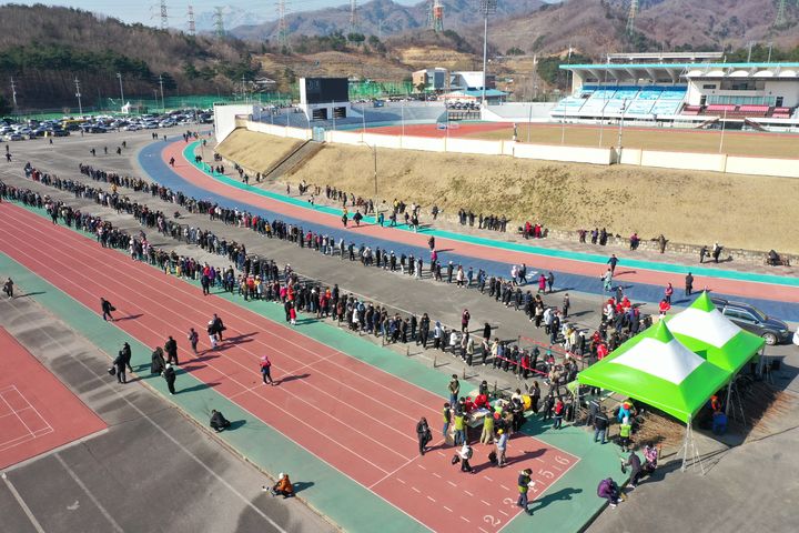 [동해=뉴시스] 지난해 동해시민 나무 나눠주기 행사 당시 모습.(사진=동해시 제공)2026.3.13.photo@newsis.com *재판매 및 DB 금지