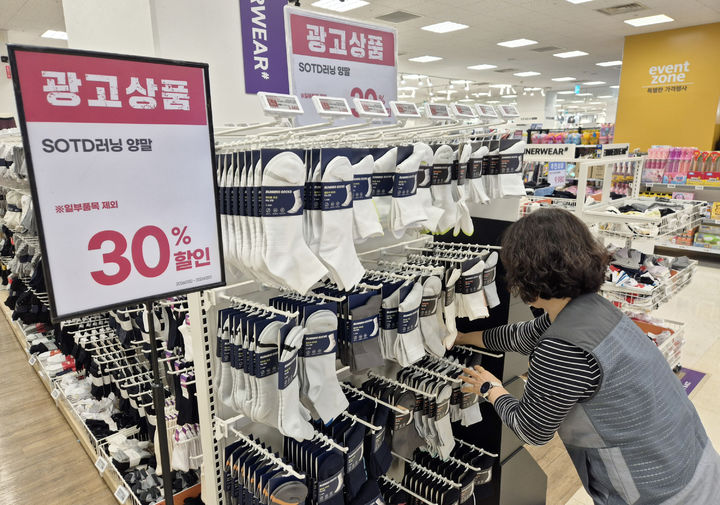 이마트가 러닝 인구를 겨냥한 러닝 전문 양말을 4000원대로 대형마트 업계 단독으로 선보인다. *재판매 및 DB 금지