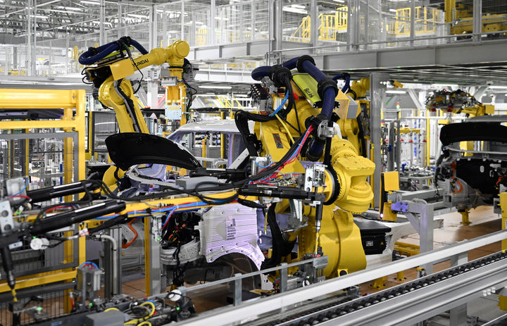 [화성=뉴시스] 기아 화성 EVO 플랜트 이스트(East)에서 로봇이 PV5 차량을 조립하고 있다.(사진=기아 제공) *재판매 및 DB 금지