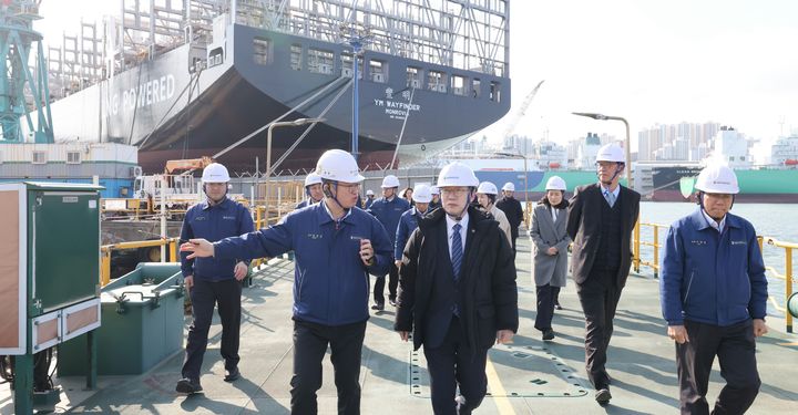 [울산=뉴시스] 이명구 관세청장(앞줄 가운데)이 12일 울산 HD현대중공업을 방문해 조선산업 수출현장을 살펴보고 있다.(사진=관세청 제공) *재판매 및 DB 금지