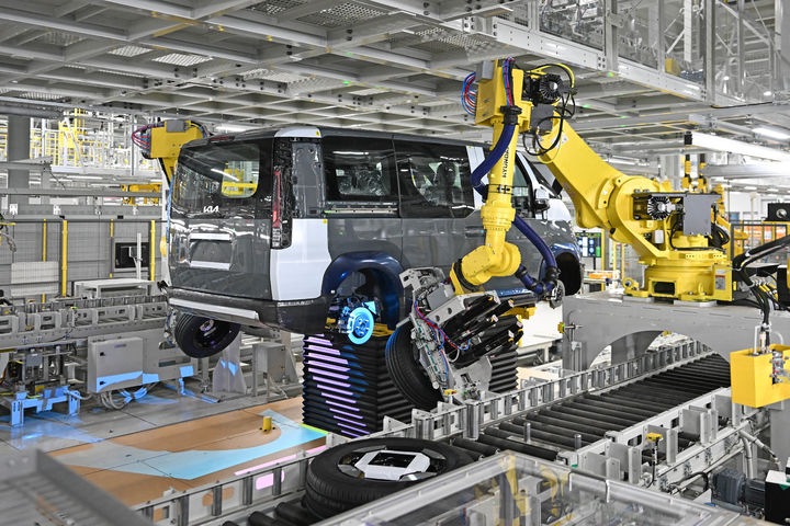 [화성=뉴시스] 기아 화성 EVO 플랜트 이스트(East) 내 자동화 공정 모습.(사진=기아 제공) *재판매 및 DB 금지