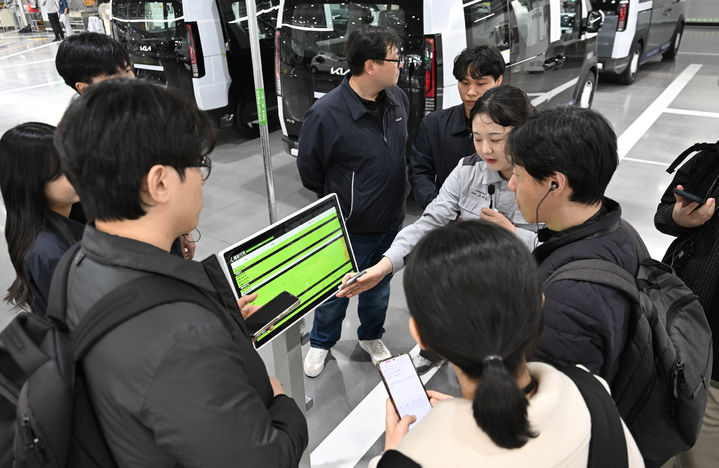 [화성=뉴시스] 기아 화성 EVO 플랜트 이스트(East)에 검사성적서를 확인할 수 있는 모니터가 설치돼 있다. 임직원들은 스마트폰을 통해 수시로 차량의 공정 상태를 공유할 수 있다.(사진=기아 제공) *재판매 및 DB 금지