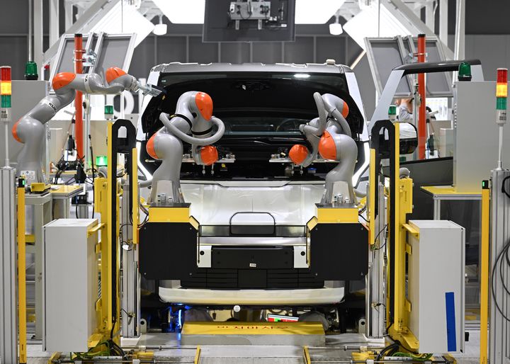 [화성=뉴시스] 경기도 화성시 기아 화성 EVO 플랜트 이스트(East) 내 바퀴의 위치와 방향 등을 조절하는 '휠 얼라이먼트' 공정 모습.(사진=기아 제공) *재판매 및 DB 금지