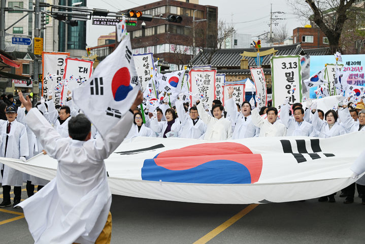 [밀양=뉴시스] 3·13 밀양만세운동 행사 참여자들이 시가행진하고 있다. (사진=밀양시 제공) 2026.03.13. photo@newsis.com *재판매 및 DB 금지
