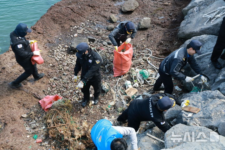 [제주=뉴시스] 제주지방해양경찰청이 13일 오후 서귀포시 가파도에서 제주도개발공사, 신화월드, 가파리 어촌계 등과 함께 해안가 정화활동을 전개하고 있다. (사진=제주지방해양경찰청 제공) 2026.03.13. photo@newsis.com