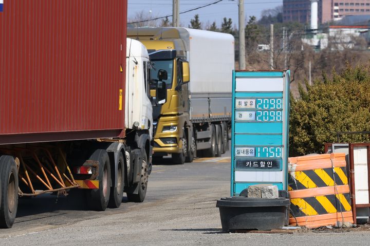 [화성=뉴시스] 정명근 경기 화성시장이 13일 병점구·효행구 일대 주유소를 대상으로 암행점검을 벌인 가운데 휘발유 가격을 최고가격제를 훨씬 넘어서는 2098원에 판매하고 있는 주유소를 적발했다. (사진=화성시 제공) 2026.03.13. photo@newsis.com *재판매 및 DB 금지