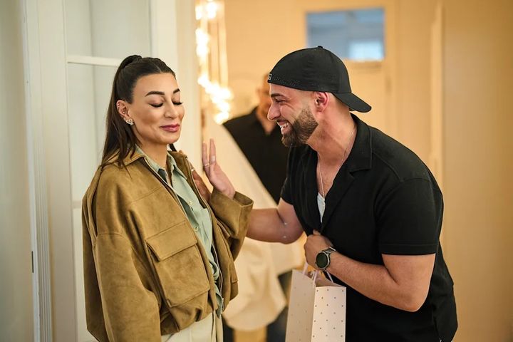 [베를린=AP/뉴시스] 독일의 동성애자 무슬림 인플루언서 알리 다르위치(오른쪽)가 지난 11일(현지시간) 이프타르 모임을 주최한 후 친구들을 맞이하고 있다. 2026.03.11.