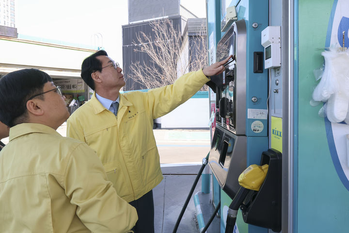[화성=뉴시스] 정명근 경기 화성시장이 13일 병점구 소재 주유소를 찾아 불시 현장점검하고 있다. (사진=화성시 제공) 2026.03.13. photo@newsis.com *재판매 및 DB 금지