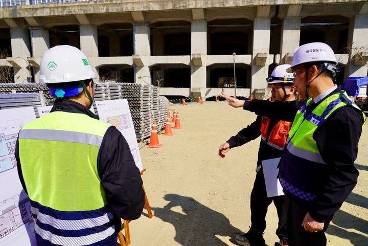 [서울=뉴시스] 김태승 코레일 사장(맨 오른쪽)이 13일 오후 천안아산역 인근 한국철도IT센터 신축 공사 현장을 찾아 점검을 하고 있다. 2026.03.13. (사진=코레일 제공) photo@newsis.com *재판매 및 DB 금지