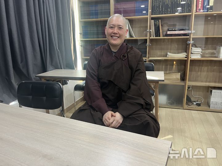 [서울=뉴시스] 13일 서울 종로구 수송동 조계종출판사에서 진행된 '신간 '미국 스님 한국 표류기' 기자간담회에 참석한 현안스님 2026.03.13. suejeeq@newsis.com