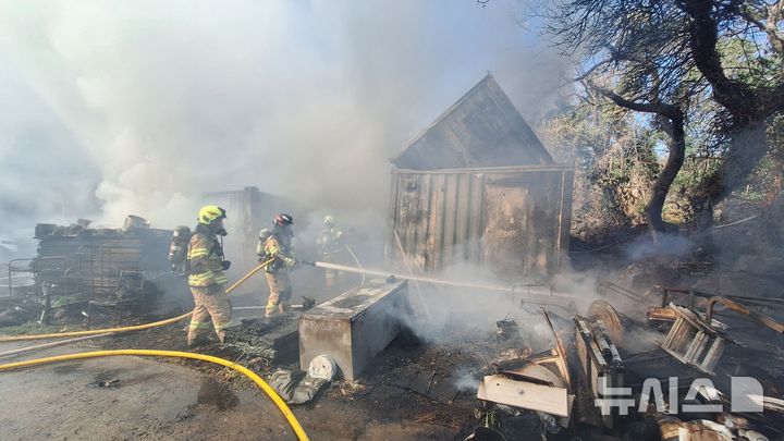 [제주=뉴시스] 13일 오후 제주시 한림읍 소재 야적장에서 불이 나 소방당국이 진화에 나서고 있다. (사진=제주소방안전본부 제공) 2026.03.13. photo@newsis.com