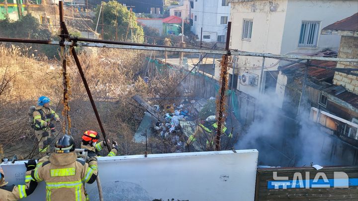 [제주=뉴시스] 13일 오후 제주 동문시장 인근 공사장에서 불이 나 소방당국이 진화에 나서고 있다. (사진=제주소방안전본부 제공) 2026.03.13. photo@newsis.com