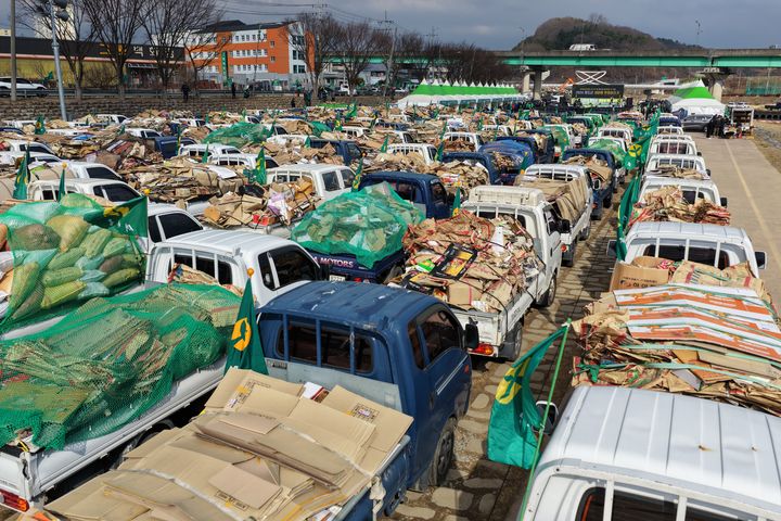 13일 청도천 둔치에서 열린 탄소중립 환경살리기 행사장에 집결한 재활용품 적재 차량 (사진=청도군 제공)&nbsp; *재판매 및 DB 금지