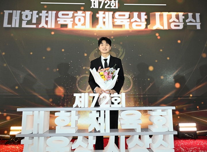 [서울=뉴시스] 대한체육회 체육상 시상식에서 체육대상을 받은 배드민턴 김원호. (사진=대한체육회 제공). 2026.03.13. *재판매 및 DB 금지