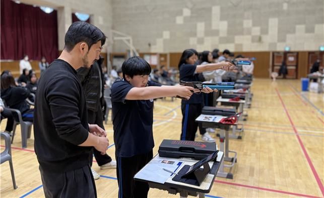 [서울=뉴시스]대한사격연맹 주관 학교 엘리트 방문 사업에서 레이저 권총 사격을 체험하는 유소년. (사진=대한사격연맹 제공)