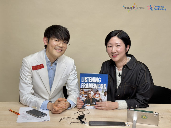 [서울=뉴시스] 강성태(왼쪽) 공신닷컴 대표와 유튜브 채널 '교집합 스튜디오'를 운영하는 교육 전문가 주단쌤. (사진=웅진 제공) 2026.03.15. photo@newsis.com *재판매 및 DB 금지