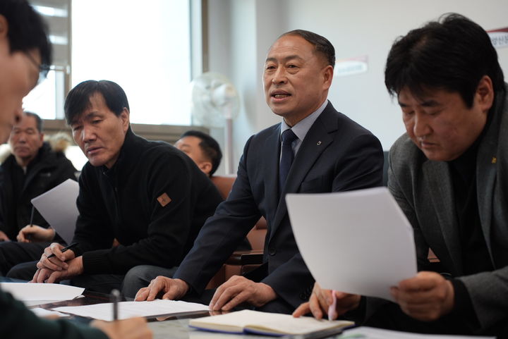 [임실=뉴시스] 13일 임실군수 선거 출마 예정인 한득수 예비후보(왼쪽 두번째)가 임실군청 기자실을 방문해 회견을 열고 최근 불거진 '성수산가든 식사' 의혹에 대해 "근거 없는 네거티브"라며 허위사실 유포세력에게 경고메시지를 전하고 있다. *재판매 및 DB 금지