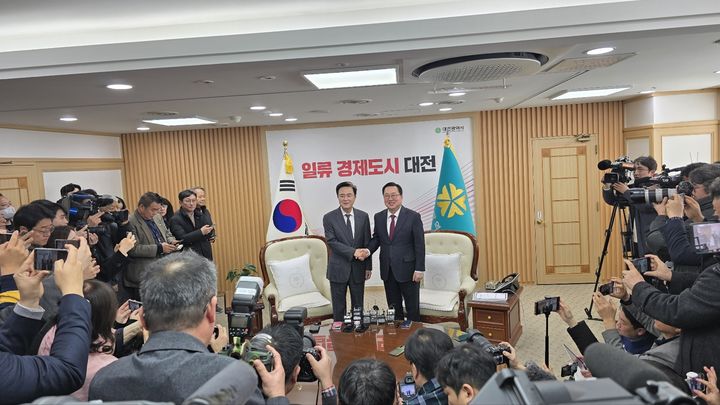 [대전=뉴시스]이장우 대전시장과 김태흠 충남지사. 2026. 03. 13 photo@newsis.com *재판매 및 DB 금지