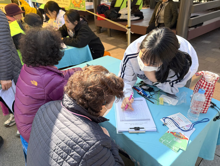 [뉴시스] 남현동 치매안심노리터에 참여한 어르신이 기억력평가 설문에 답하는 모습. (사진=관악구 제공) *재판매 및 DB 금지