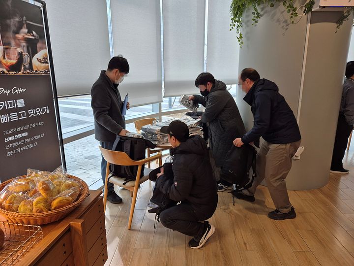 [서울=뉴시스] 16일 오스템임플란트에 따르면 사내 카페 커피 원두를 장애인 표준사업장에서 공급받기 시작하는 등 장애인과의 상생 정책을 확대하고 있다. 발달장애인들의 자립을 위한 사회적 기업으로 잘 알려진 베어베터 직원들이 오스템임플란트 사내카페에 커피 원두를 배송하고 있다. (사진=오스템임플란트 제공) 2026.03.13. photo@newsis.com *재판매 및 DB 금지