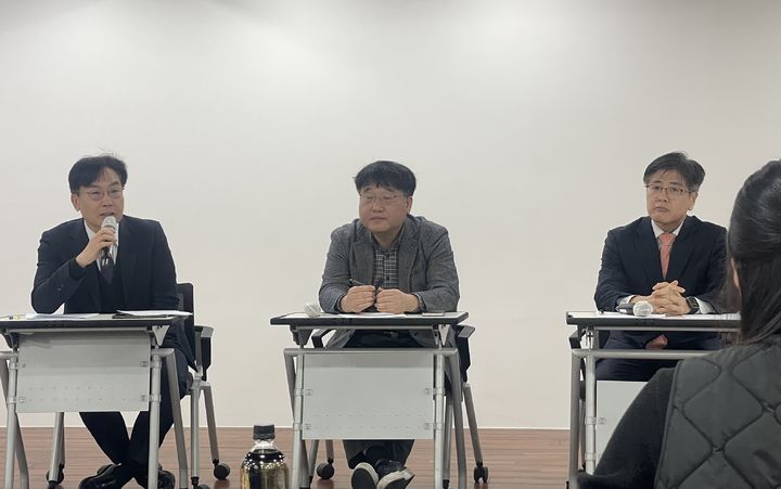 [서울=뉴시스] 이주영 기자 = 한국게임정책학회는 13일 서울 중구 한국콘텐츠진흥원 컨퍼런스룸에서 게임산업진흥에 관한 법률(이하 게임법) 전부개정법률안 세미나를 개최했다. (왼쪽부터) 김원 법무법인 김앤장 변호사, 황성기 한양대학교 법학전문대학원 교수, 황정훈 법무법인 율촌 변호사. 2026.03.13. zoo@newsis.com *재판매 및 DB 금지