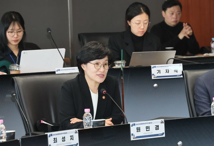 [서울=뉴시스] 원민경 성평등가족부 장관이 13일 서울 중구 포스트타워에서 열린 '청소년 자살 동향·원인 분석 및 대응 방안' 포럼에 참석해 참석자들과 인사를 나누고 있다. (사진=성평등가족부 제공) 2026.03.13. photo@newsis.com *재판매 및 DB 금지