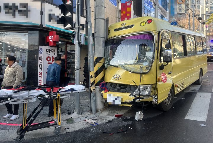 [부산=뉴시스] 13일 오후 부산 북구의 한 3중 추돌사고가 발생해 13명이 다쳤다. (사진=부산소방재난본부 제공) 2026.03.13. photo@newsis.com *재판매 및 DB 금지