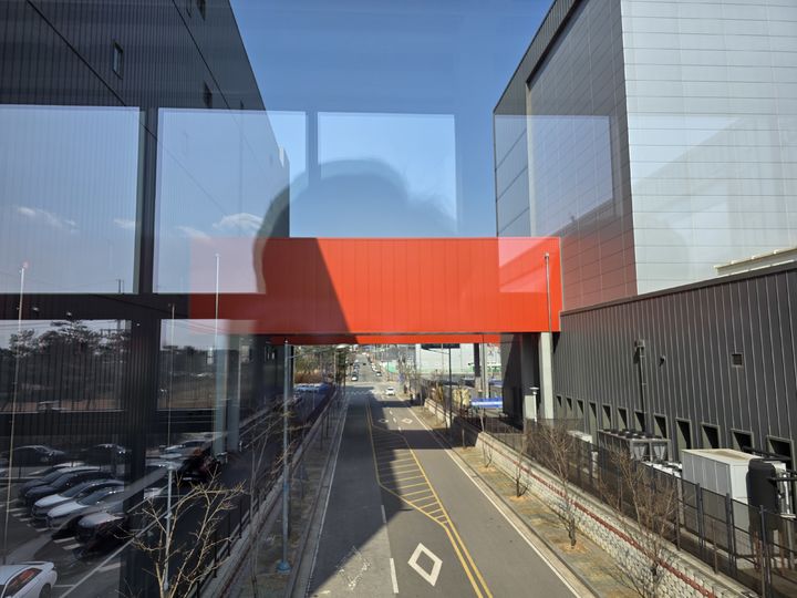 [익산=뉴시스] 김상윤 기자 = 공장에서 생산된 식품은 컨베이어 벨트를 통해 물류 센터로 바로 이동된다. *재판매 및 DB 금지 *재판매 및 DB 금지