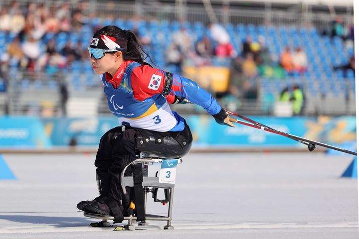 [서울=뉴시스] 김윤지가 13일(한국 시간) 이탈리아 테세로 크로스컨트리 스타디움에서 열린 2026 밀라노·코르티나담페초 동계패럴림픽 바이애슬론 추적 여자 좌식 결선에서 역주하고 있다. (사진 = 대한장애인체육회 제공) *재판매 및 DB 금지