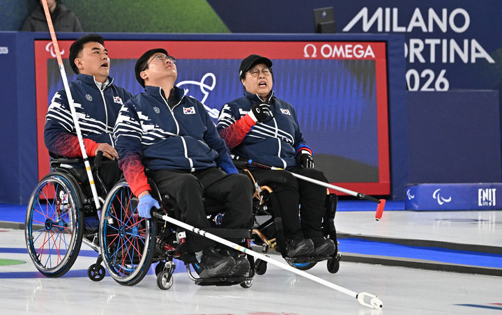 [코르티나담페초=뉴시스] 사진공동취재단 = 휠체어컬링 혼성 4인조 대표팀이 13일(한국 시간) 이탈리아 코르티나담페초의 코르티나 컬링 올림픽 스타디움에서 열린 2026 밀라노·코르티나담페초 동계패럴림픽 준결승에서 캐나다에 역전패한 뒤 아쉬워하고 있다. 2026.03.13 *재판매 및 DB 금지