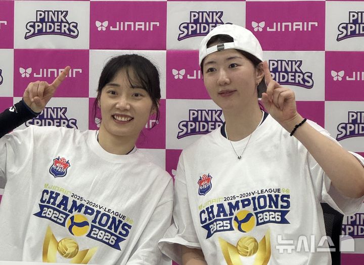 [서울=뉴시스]여자배구 도로공사 문정원과 강소휘. (사진=안경남 기자)