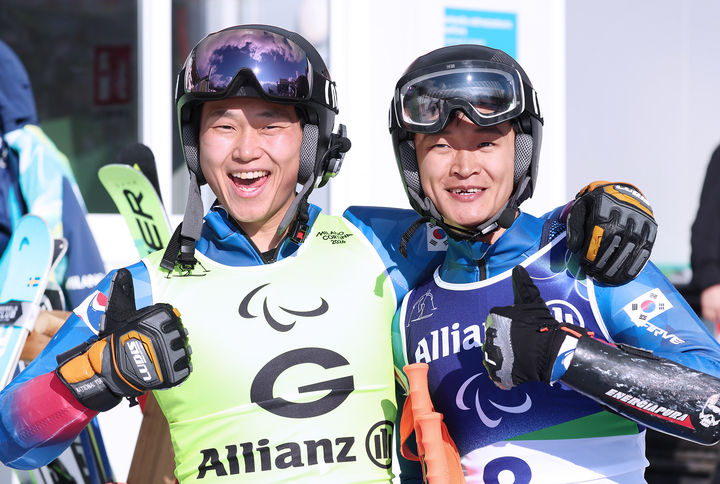[서울=뉴시스] 황민규와 김준형 가이드가 13일(한국 시간) 이탈리아 코르티나담페초 토파네 알파인 스키 센터에서 열린 2026 밀라노·코르티나담페초 동계패럴림픽 알파인 스키 남자 대회전 시각장애 부문에서 1차 시기를 마친 후 기뻐하고 있다. (사진 = 대한장애인체육회 제공) *재판매 및 DB 금지