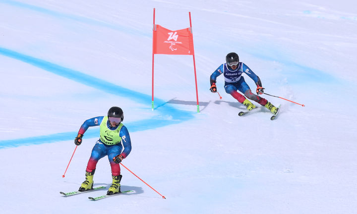 [서울=뉴시스] 황민규와 김준형 가이드가 13일(한국 시간) 이탈리아 코르티나담페초 토파네 알파인 스키 센터에서 열린 2026 밀라노·코르티나담페초 동계패럴림픽 알파인 스키 남자 대회전 시각장애 부문 1차 시기에 레이스를 펼치고 있다. (사진 = 대한장애인체육회 제공) *재판매 및 DB 금지