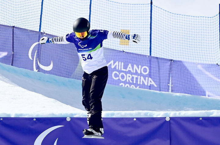 [서울=뉴시스] 이제혁이 13일(한국 시간) 이탈리아 코르티나담페초 파라 스노보드 파크에서 열린 2026 밀라노·코르티나담페초 동계패럴림픽 스노보드 뱅크드 슬라롬 남자 하지 장애(SB-LL2) 부문에서 레이스를 펼치고 있다. (사진 = 대한장애인체육회 제공) *재판매 및 DB 금지