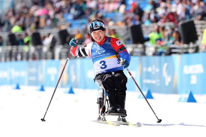 [서울=뉴시스] 김윤지가 13일(한국 시간) 이탈리아 테세로 크로스컨트리 스타디움에서 열린 2026 밀라노·코르티나담페초 동계패럴림픽 바이애슬론 추적 여자 좌식 결선에서 결승선을 통과하며 미소짓고 있다. (사진 = 대한장애인체육회 제공) *재판매 및 DB 금지