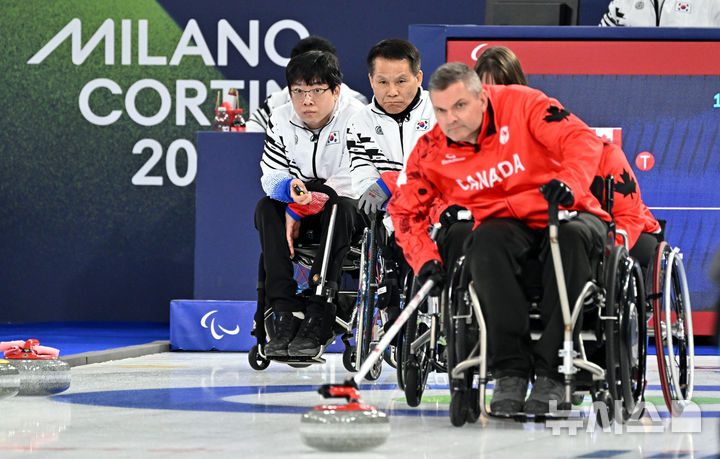 [코르티나담페초=뉴시스] 사진공동취재단 = 휠체어컬링 남봉광(왼쪽)과 양희태가 12일(현지 시간) 이탈리아 코르티나담페초 컬링 올림픽 스타디움에서 열린 2026 밀라노 코르티나 패럴림픽 휠체어컬링 혼성 4인조 캐나다와의 예선전에서 상대 경기를 지켜보고 있다. 2026.03.13. photo@newsis.com
