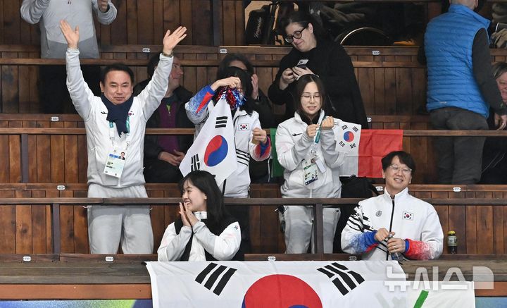 [코르티나담페초=뉴시스] 사진공동취재단 = 윤경선(왼쪽) 대한장애인컬링협회 회장이 12일(현지시간) 이탈리아 코르티나담페초 컬링 올림픽 스타디움에서 열린 2026 밀라노 코르티나 패럴림픽 휠체어컬링 혼성 4인조 이탈리아와의 예선전 승리 후 손을 흔들어 보이고 있다. 2026.03.13. photo@newsis.com