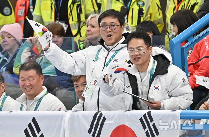 [코르티나담페초=뉴시스] 사진공동취재단 = 전선주(왼쪽부터) 선수촌장, 최휘영 문화체육관광부장관, 양오열 선수단장이 12일(현지시간) 이탈리아 코르티나담페초 컬링 올림픽 스타디움에서 열린 2026 밀라노 코르티나 패럴림픽 휠체어컬링 혼성 4인조 이탈리아와의 경기에서 응원을 하고 있다. 2026.03.13. photo@newsis.com