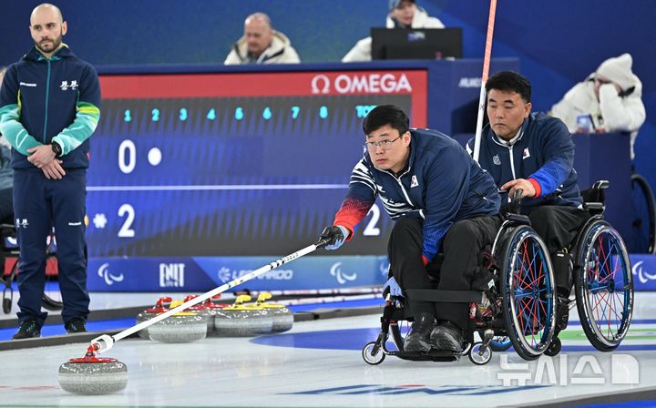 [코르티나담페초=뉴시스] 사진공동취재단 = 휠체어컬링 이현출이 12일(현지시간) 이탈리아 코르티나담페초 컬링 올림픽 스타디움에서 열린 2026 밀라노 코르티나 패럴림픽 휠체어컬링 혼성 4인조 이탈리아와의 예선전에서 힘차게 스톤을 밀고 있다. 2026.03.13. photo@newsis.com
